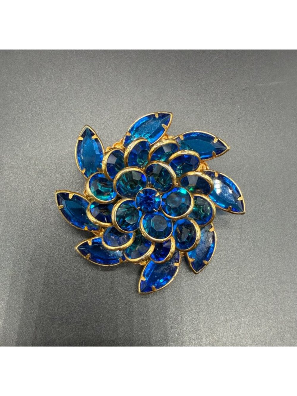 Vintage Mid Century Blue Rhinestone Gold Tone Flower Brooch Pin Elegant Jewelry - Picture 3 of 7